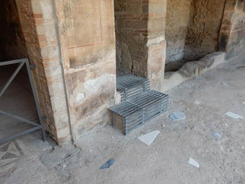 VI.16.7, Pompeii, May 2018. East wall of east portico, with stepped entrance leading to corridor 01, and doorway at VI.16.6.
Photo courtesy of Buzz Ferebee.
