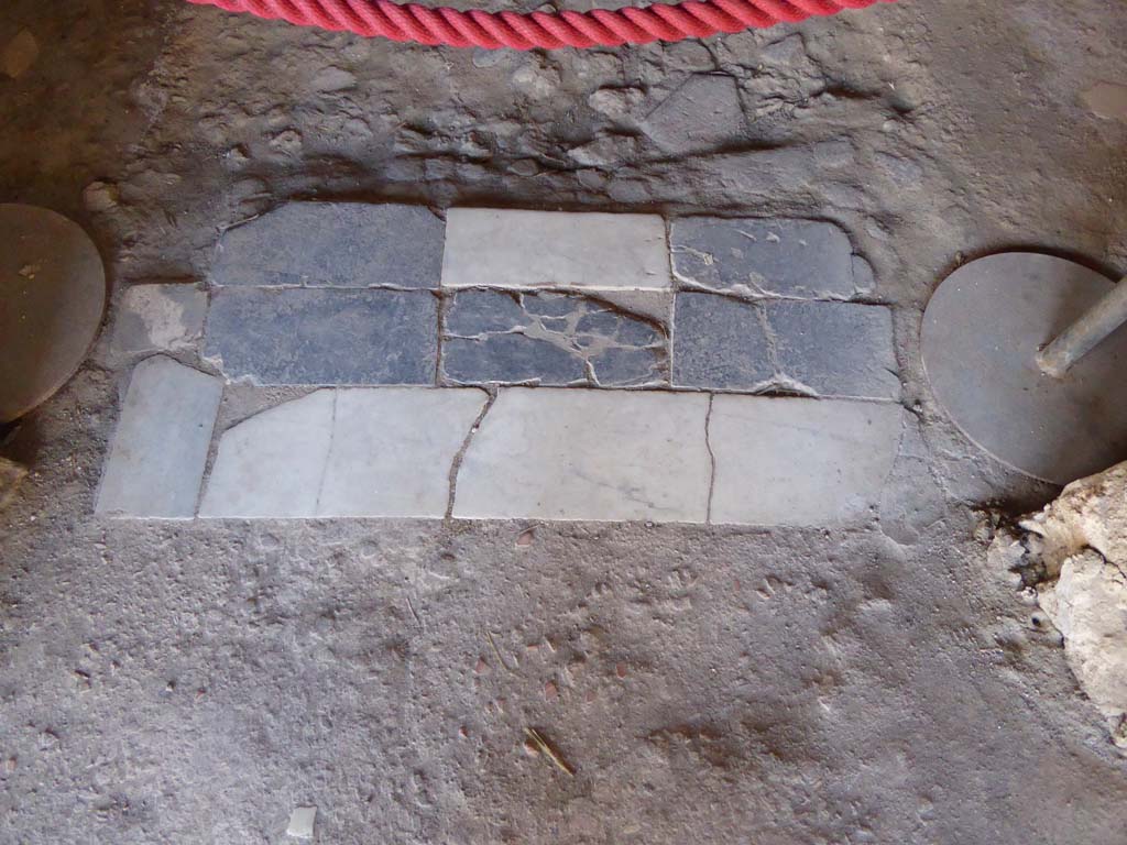 VI.16.7 Pompeii. September 2015. Room N, threshold of doorway.
Foto Annette Haug, ERC Grant 681269 DCOR.
