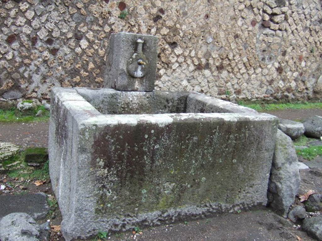 Fountain outside VI.16.19, Pompeii. December 2005. Looking west.