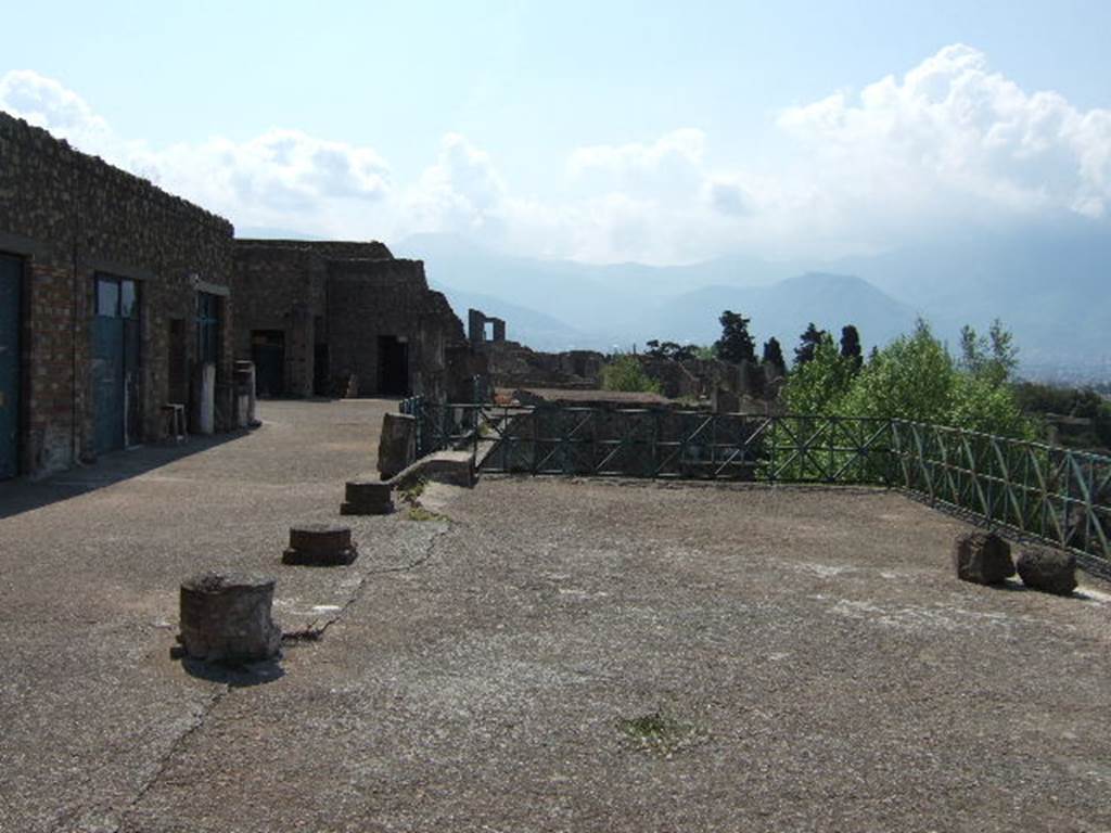 VI.17.42 Pompeii.  May 2006.  Terrace looking south into VII.16.22.