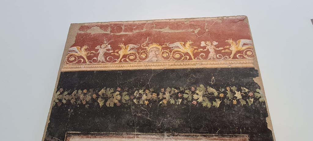 VI.17.42 Pompeii. April 2022. Triclinium 20, upper north wall above central painting. Photo courtesy of Giuseppe Ciaramella.
On display in Antiquarium at VIII.1.04.

