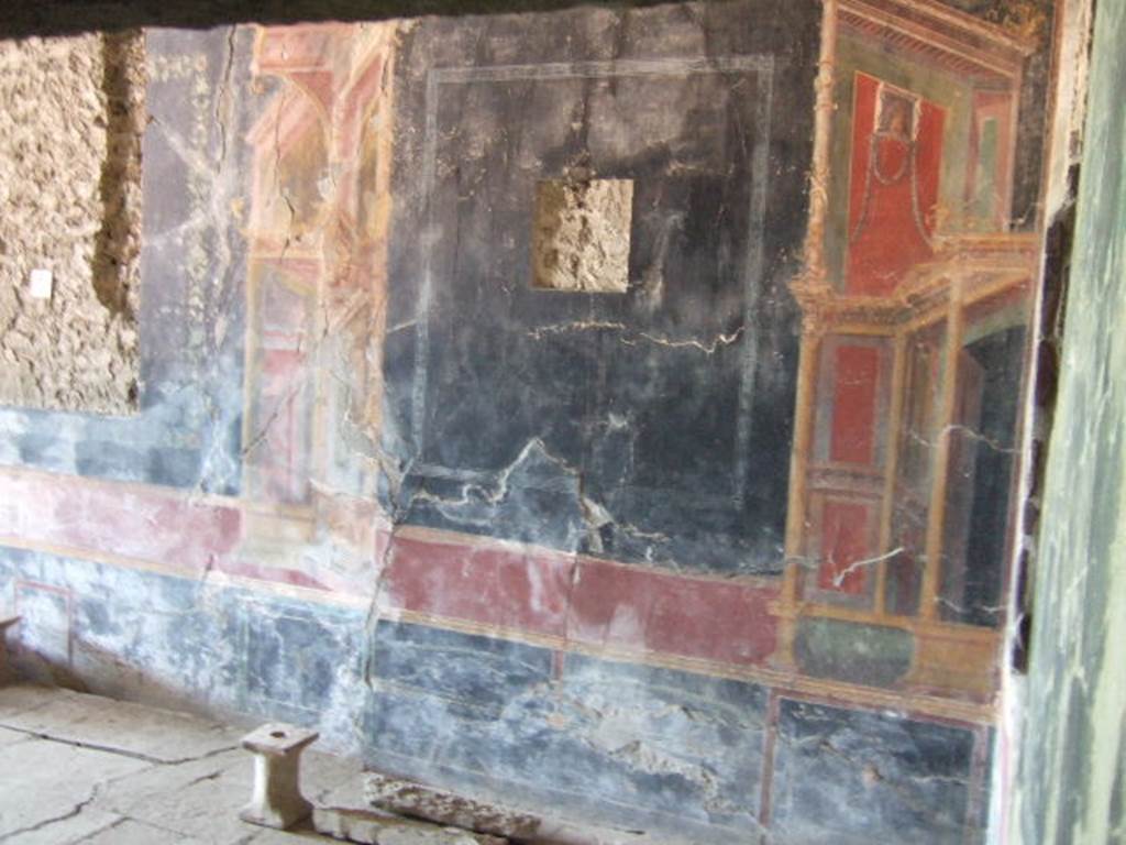 VI.17.42 Pompeii. May 2006. Triclinium 20 overlooking garden. East end of north wall.