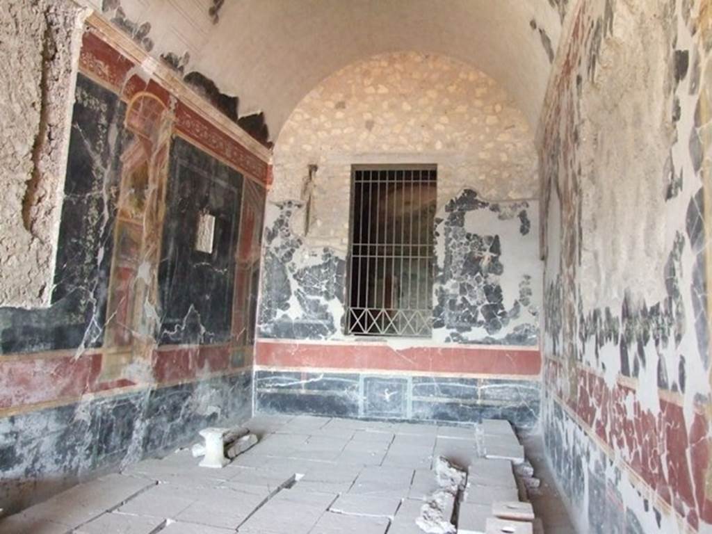 VI.17.42 Pompeii. December 2007. Triclinium 20 overlooking garden. The window in the east wall at rear leads to a second decorated room.