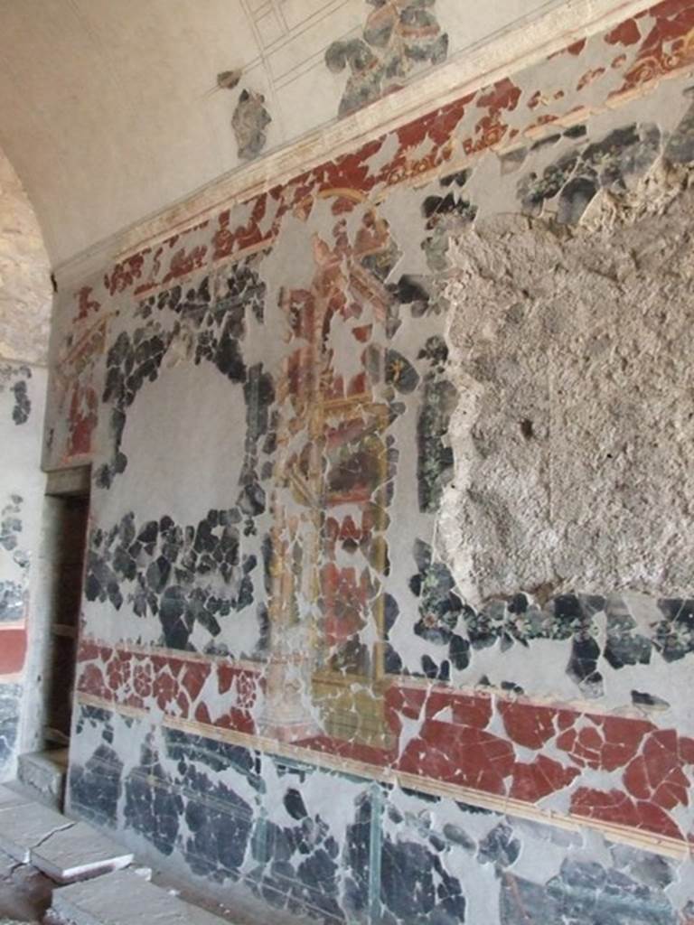 VI.17.42 Pompeii. December 2007. Triclinium 20 overlooking garden. Detail of architectural design on south wall.