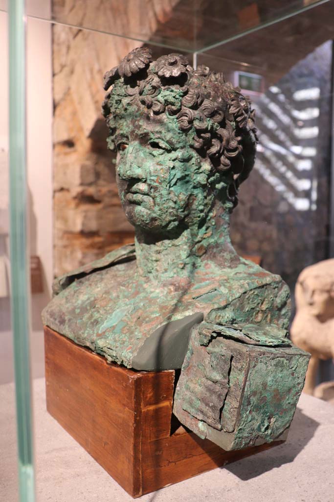 VI.17.42 Pompeii. February 2021. Bronze bust of Dionysus.
On display in Antiquarium, according to the description card this was found in this house.
Photo courtesy of Fabien Bièvre-Perrin (CC BY-NC-SA).

