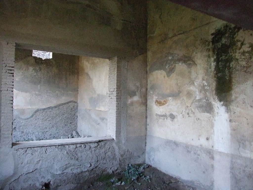 VII.1.8 Pompeii. December 2006. West wall and window of room Q, the office of the baths superintendent.