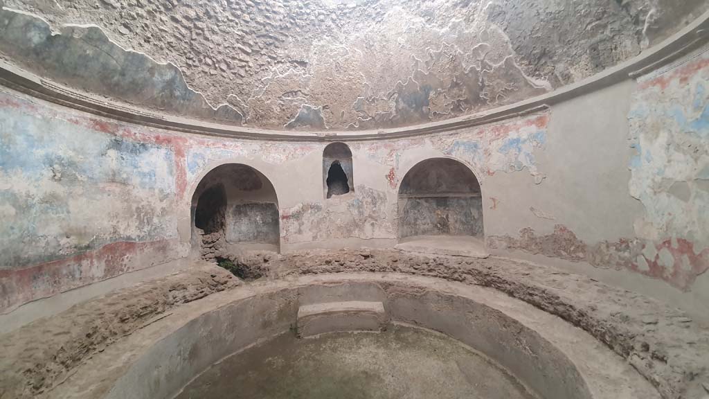 VII.1.8 Pompeii. July 2021. Cold bath, step and recesses in frigidarium 4.
Foto Annette Haug, ERC Grant 681269 DÉCOR
