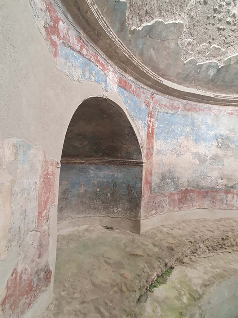 VII.1.8 Pompeii. July 2021. Arched recess on west side of frigidarium 4.
Foto Annette Haug, ERC Grant 681269 DÉCOR
