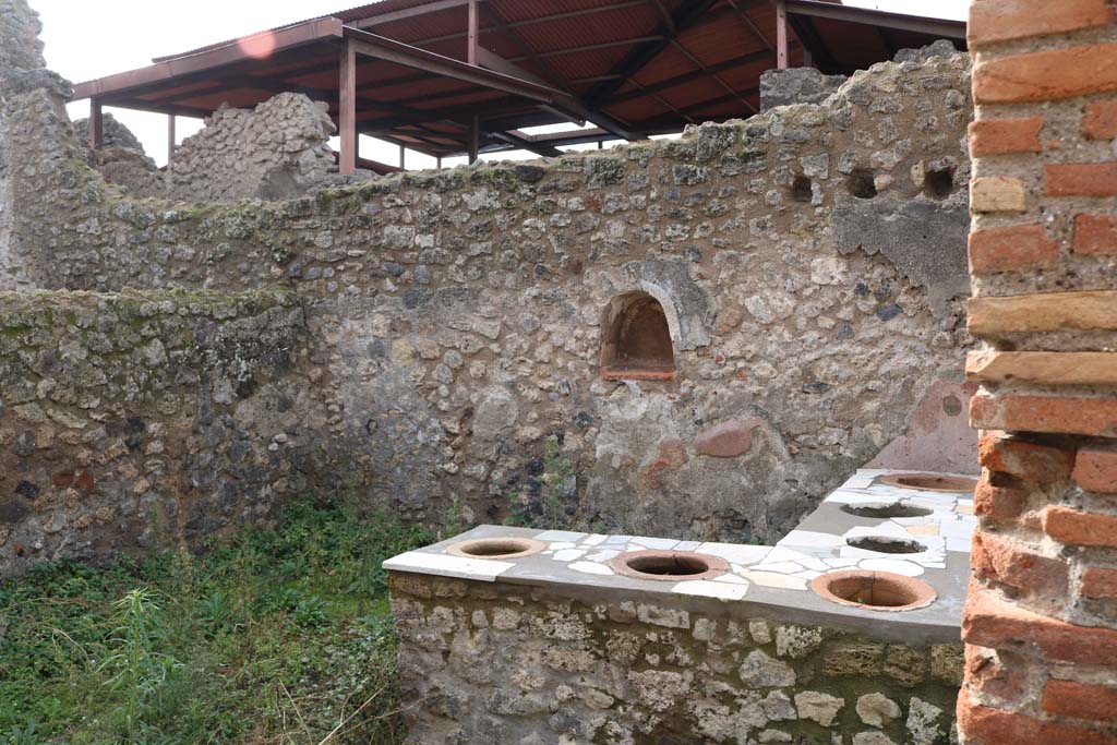 VII.1.39, Pompeii. December 2018. Looking across counter towards west wall with niche. Photo courtesy of Aude Durand.