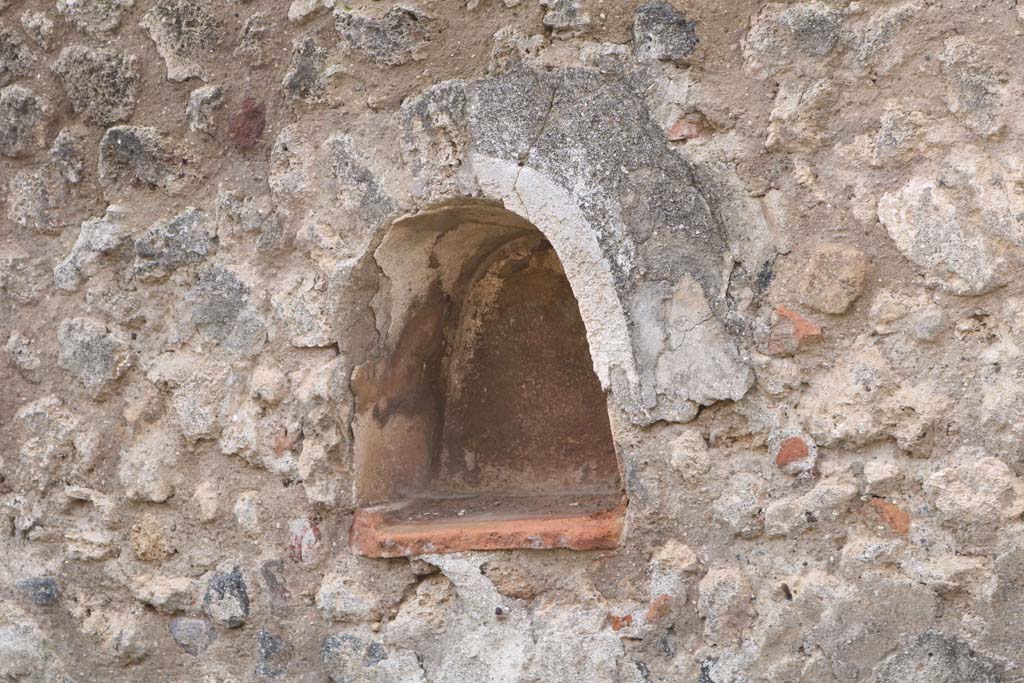 VII.1.39, Pompeii. December 2018. Niche in west wall of bar-room. Photo courtesy of Aude Durand.