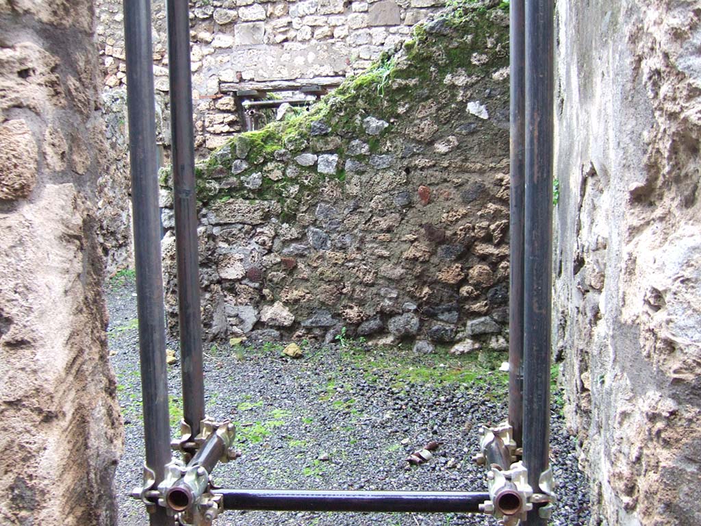VII.1.45a Pompeii. December 2005. Second entrance into Hospitium Sittii, looking east.