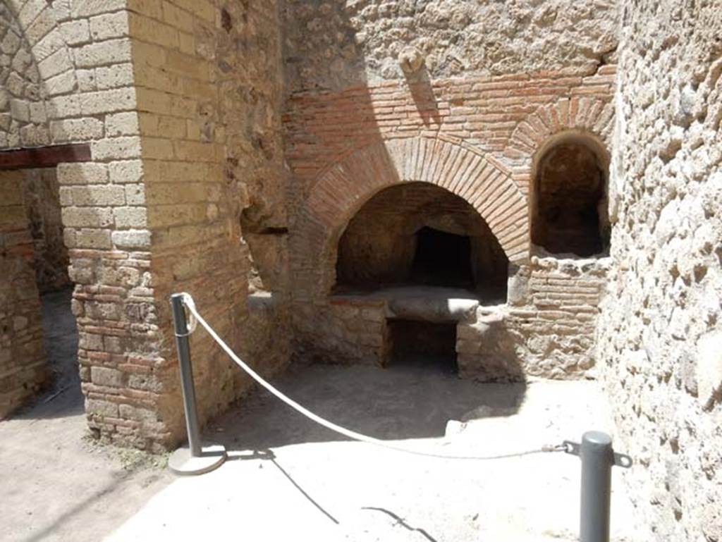 VII.1.46 Pompeii. May 2017. Oven in kitchen area 12. Photo courtesy of Buzz Ferebee.