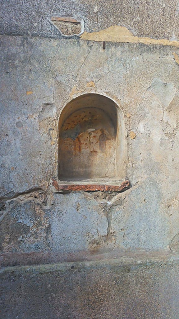 VII.1.46 Pompeii. May 2017. 
Looking west to niche lararium 14. Photo courtesy of Giuseppe Ciaramella.
