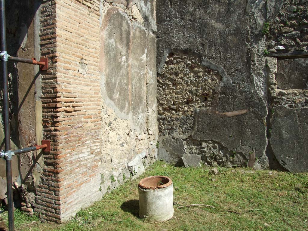 VII.3.30 Pompeii. March 2009. Room 1, north-east corner of atrium, with puteal.