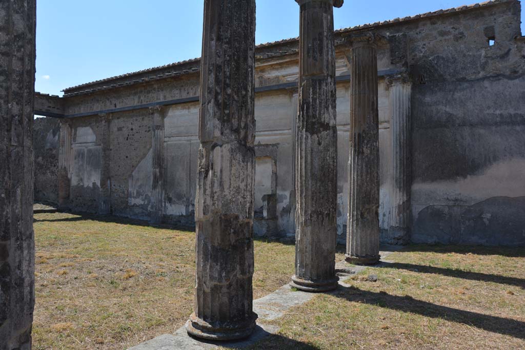VII.4.57 Pompeii. September 2019. West wall of peristyle, from north portico.
Foto Annette Haug, ERC Grant 681269 DÉCOR.
