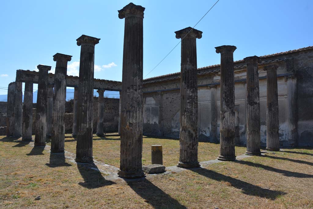 VII.4.57 Pompeii. September 2019. Looking south-west across peristyle from north-east portico.
Foto Annette Haug, ERC Grant 681269 DÉCOR.
