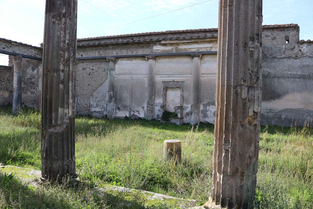 VII.4.57, Pompeii. December 2018. Looking towards west wall with aedicula lararium, from east portico. Photo courtesy of Aude Durand.