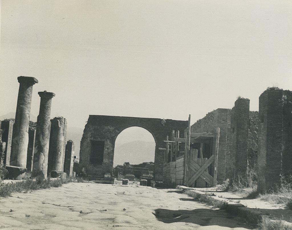 VII.5.20 Pompeii. 1940’s. Looking south on Via del Foro, with restaurant boarded up on the right. Photo courtesy of Rick Bauer.