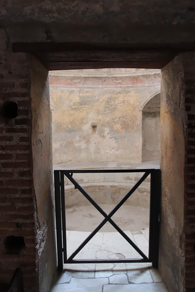 VII.5.24 Pompeii. October 2023. 
Doorway into frigidarium (19), looking south. Photo courtesy of Klaus Heese.
