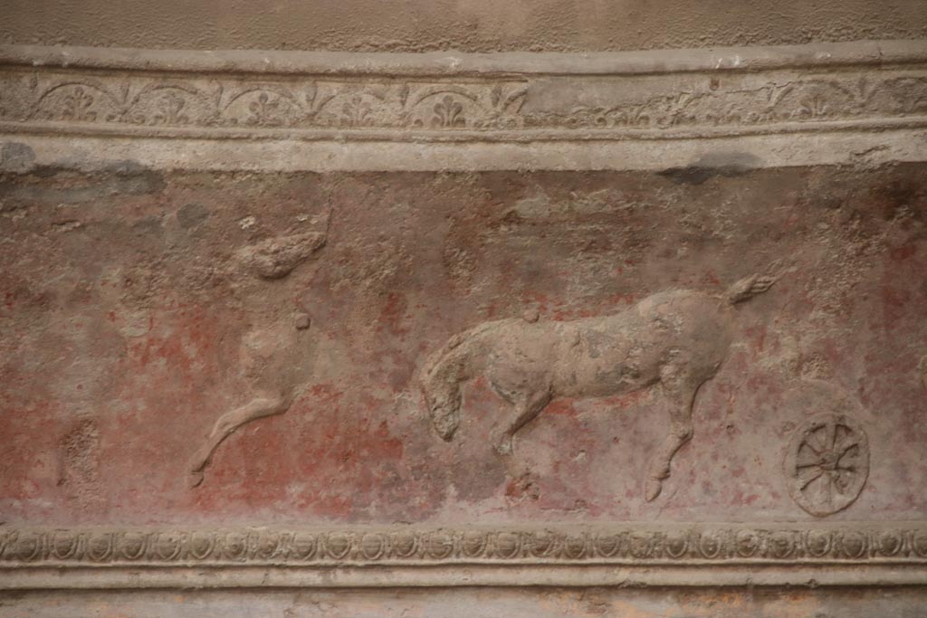 VII.5.24 Pompeii. October 2023. Frigidarium, detail of plasterwork with horses and chariot.  Photo courtesy of Klaus Heese.