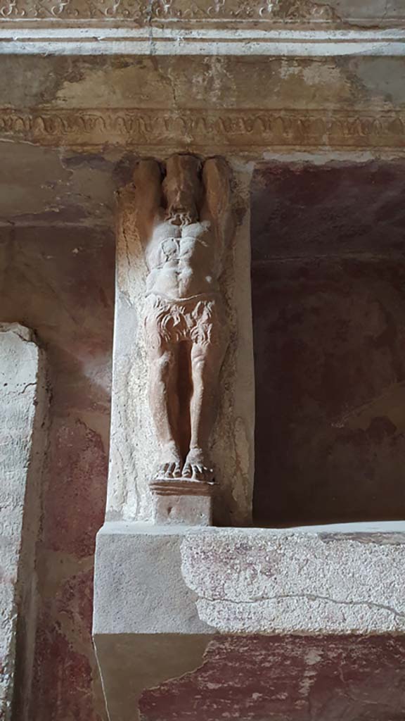 VII.5.24 Pompeii. August 2021. 
Tepidarium (37), west wall at north side of doorway into Caldarium, telamon separating the niches. 
Foto Annette Haug, ERC Grant 681269 DÉCOR.
