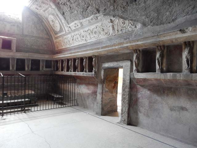 VII.5.24 Pompeii. August 2021. 
Tepidarium 37, south wall at east end, telamon separating niches.
Foto Annette Haug, ERC Grant 681269 DÉCOR.
