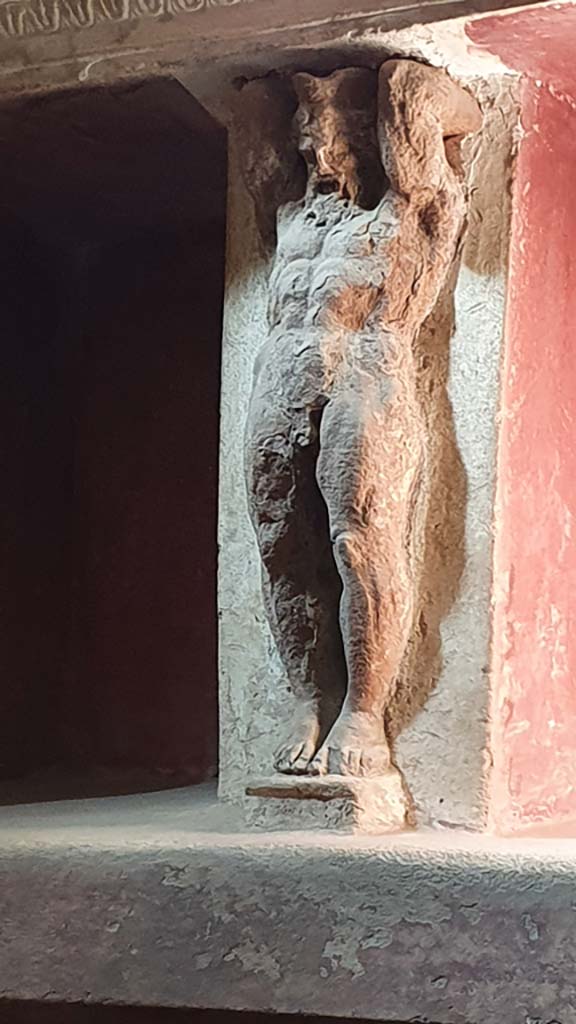 VII.5.24 Pompeii. August 2021.
Tepidarium 37, south-west corner, telamon separating niches.
Foto Annette Haug, ERC Grant 681269 DÉCOR.

