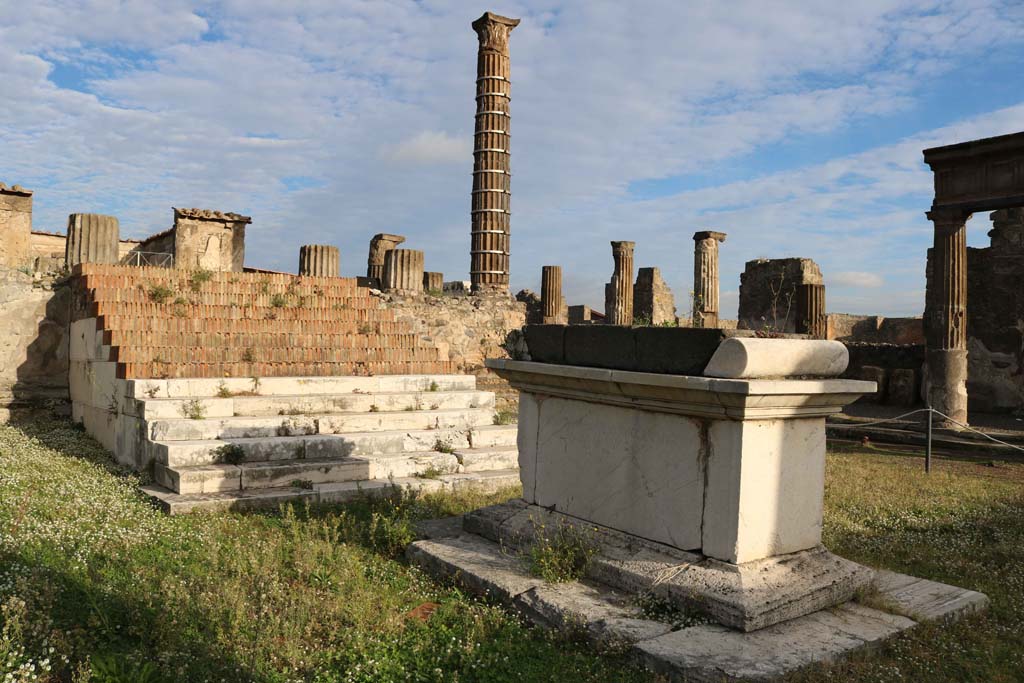 VII.7.32, Pompeii. December 2018. Looking towards Altar and Temple podium Photo courtesy of Aude Durand.