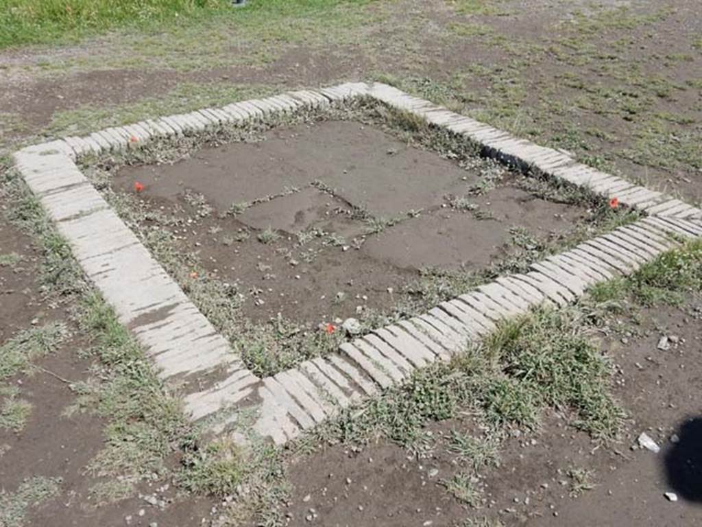 VII.7.32 Pompeii. May 2018. Brick-edged area on south side of altar. Photo courtesy of Buzz Ferebee.