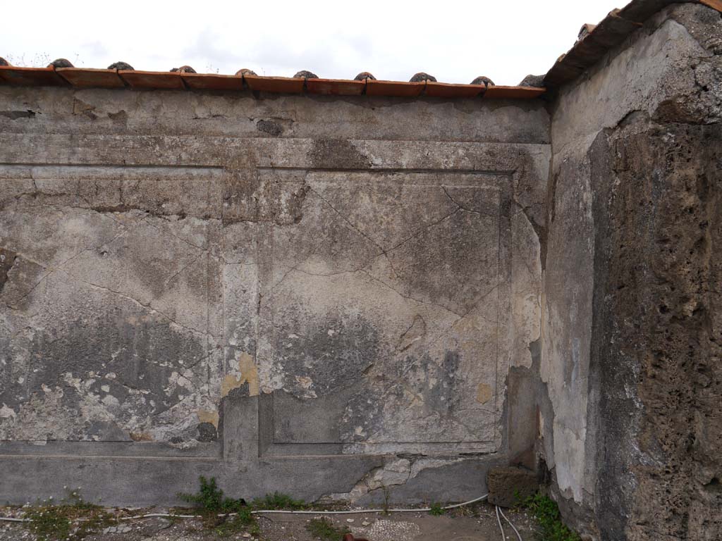 VII.7.32, Pompeii. September 2018. Detail of flooring from base of east wall.
Foto Anne Kleineberg, ERC Grant 681269 DÉCOR.

