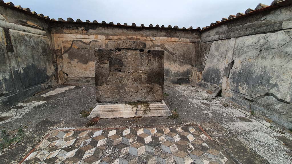 VII.7.32, Pompeii. September 2018. Looking north-west towards detail of altar.
Foto Anne Kleineberg, ERC Grant 681269 DÉCOR.
