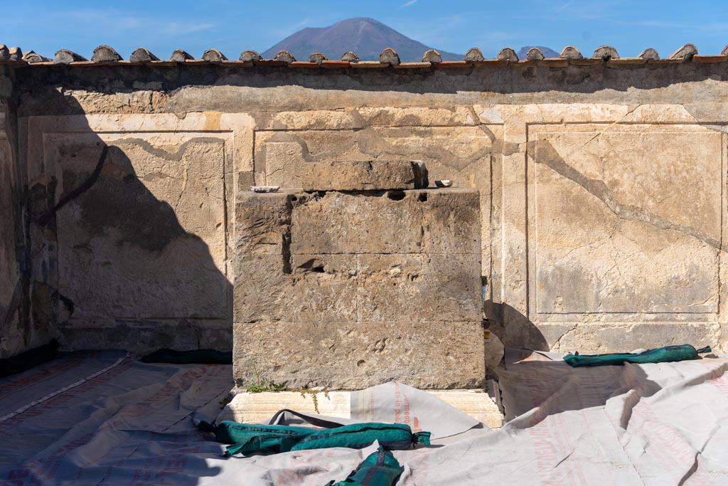 VII.7.32 Pompeii. September 2018. Detail of flooring near base of west wall. 
Foto Anne Kleineberg, ERC Grant 681269 DÉCOR.
