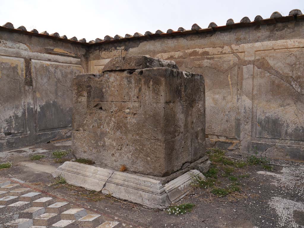 VII.7.32, Pompeii. September 2018. Looking west with detail of altar.
Foto Anne Kleineberg, ERC Grant 681269 DÉCOR.
