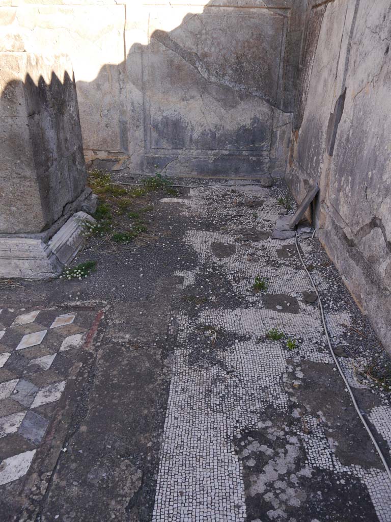VII.7.32, Pompeii. September 2018. Looking east in cella with detail of altar 
Foto Anne Kleineberg, ERC Grant 681269 DÉCOR.

