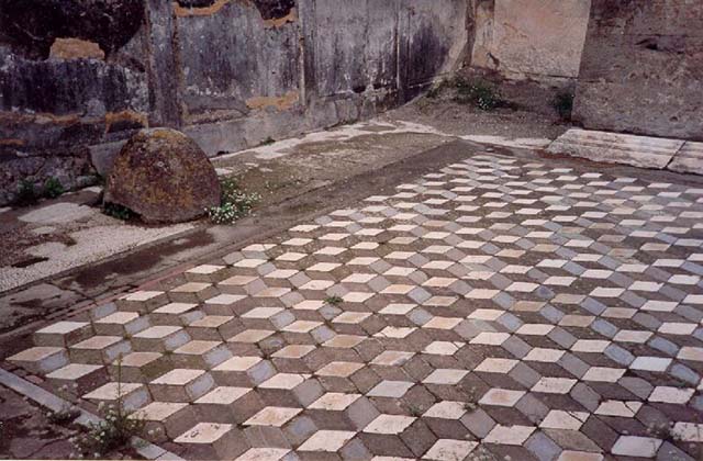 VII.7.32, Pompeii. September 2018. Detail of threshold with square centre hole.
Foto Anne Kleineberg, ERC Grant 681269 DÉCOR.
