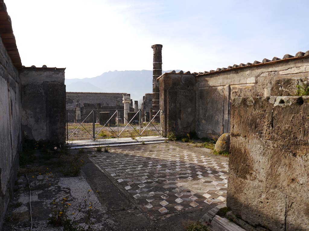 VII.7.32 Pompeii. March 2019. Looking south from entrance threshold from cella onto podium, and towards entrance doorway.
Foto Anne Kleineberg, ERC Grant 681269 DÉCOR.
