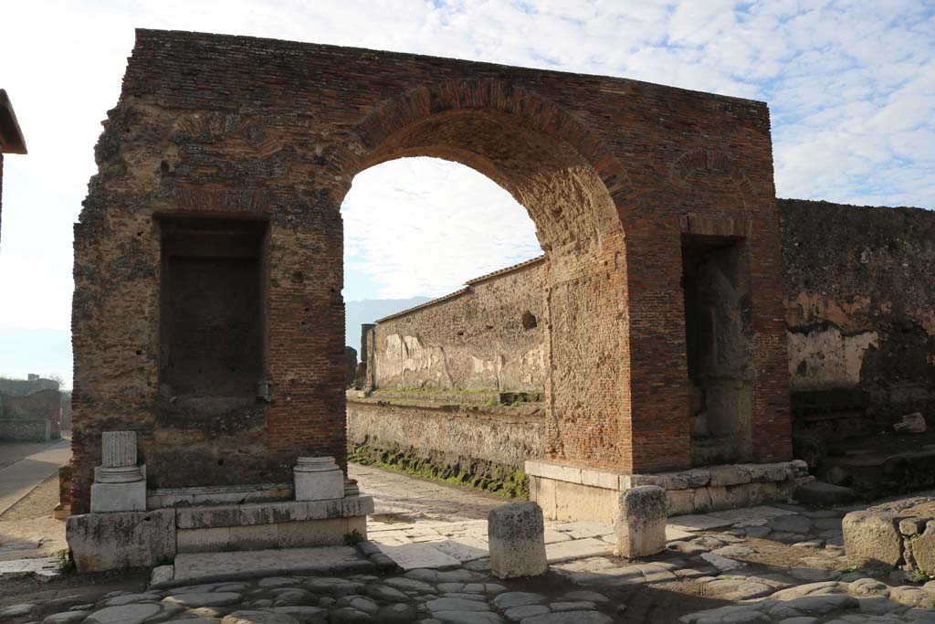 VII.8 Pompeii Forum. December 2018. 
North-east entrance to Forum through the Arch of Tiberius. Looking south-west from Via del Foro. Photo courtesy of Aude Durand.
