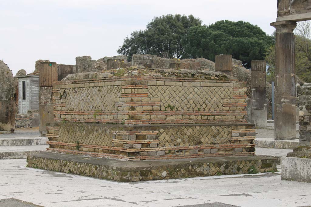 VII.8, Pompeii Forum. March 2014. Looking east towards large statue base in south-east corner of Forum.
Foto Annette Haug, ERC Grant 681269 DÉCOR.

