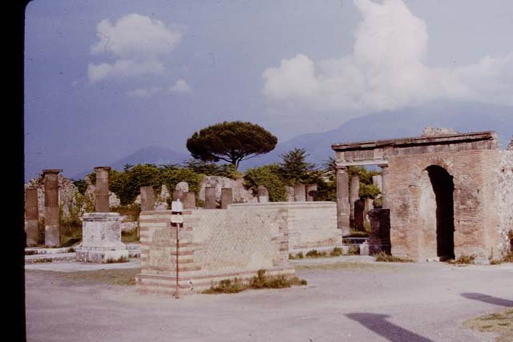 VII.8, Pompeii. 1964.  South-east corner of Forum.  Photo by Stanley A. Jashemski.
Source: The Wilhelmina and Stanley A. Jashemski archive in the University of Maryland Library, Special Collections (See collection page) and made available under the Creative Commons Attribution-Non Commercial License v.4. See Licence and use details. J64f1382
