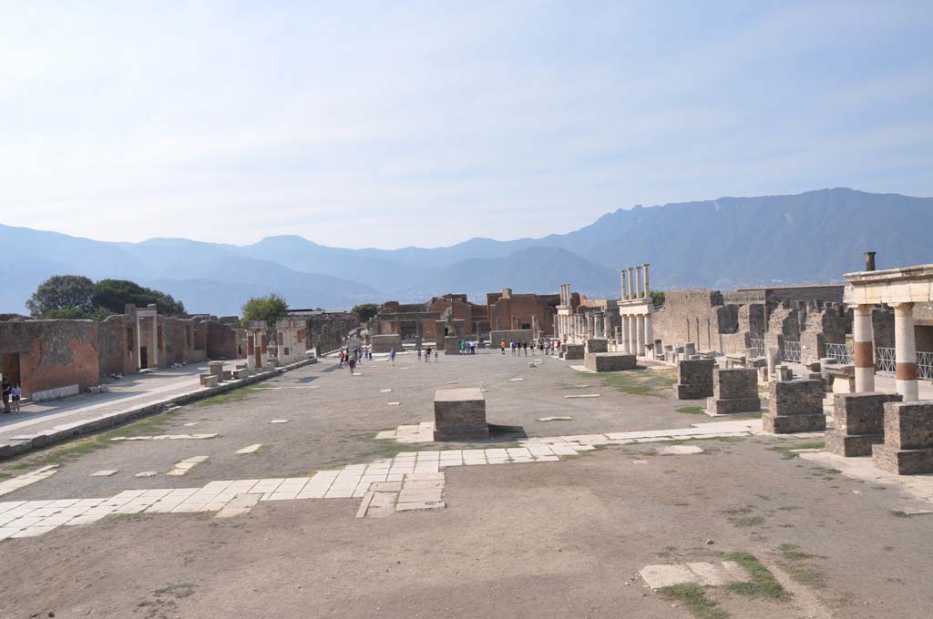 VII.8.00 Pompeii Forum. July 2017. Looking south across Forum from top of podium on Temple.
Foto Anne Kleineberg, ERC Grant 681269 DÉCOR.
