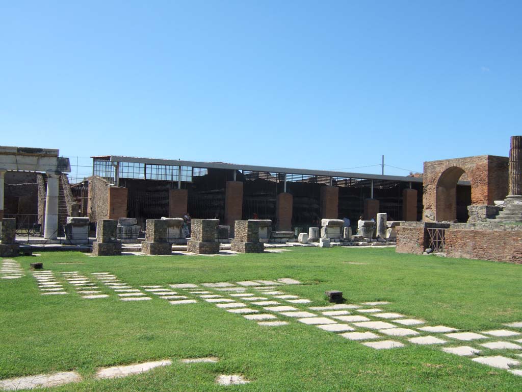 VII.8 Pompeii Forum. September 2005. West side, statue bases and north-west corner arch.