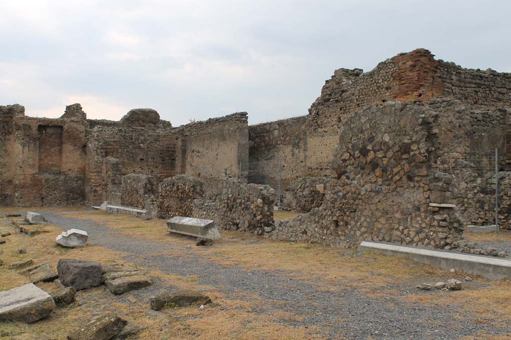 VII.9.1 Pompeii. March 2014. North-west corner of courtyard, looking west.
Foto Annette Haug, ERC Grant 681269 DÉCOR.
