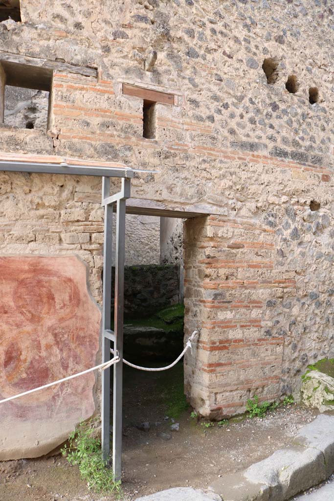 VII.11.12 Pompeii. March 2018.
Entrance doorway, with street shrine on south side and phallus in wall above.
Foto Taylor Lauritsen, ERC Grant 681269 DCOR.
