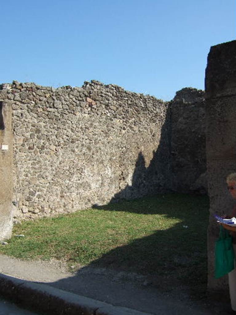 VII.12.10 Pompeii. September 2005. East wall.