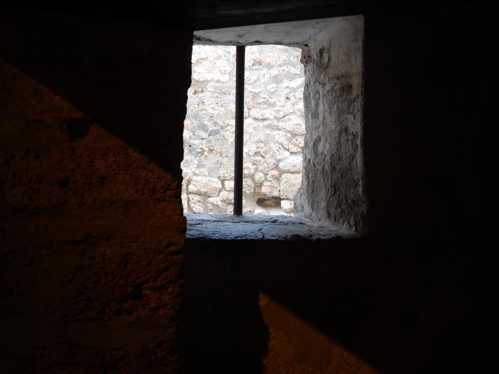 VII.12.18 Pompeii. May 2015. Window in latrine. Photo courtesy of Buzz Ferebee.