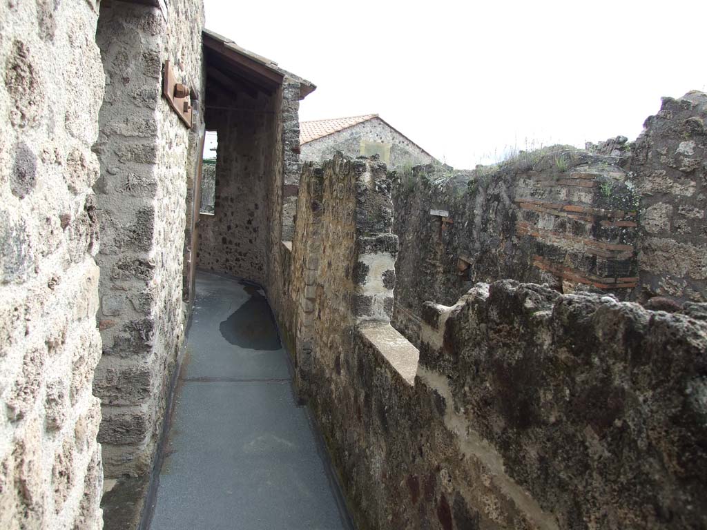 VII.12.20 Pompeii. March 2009. Corridor at top of staircase. Looking east, with doorways to rooms 1 and 2.