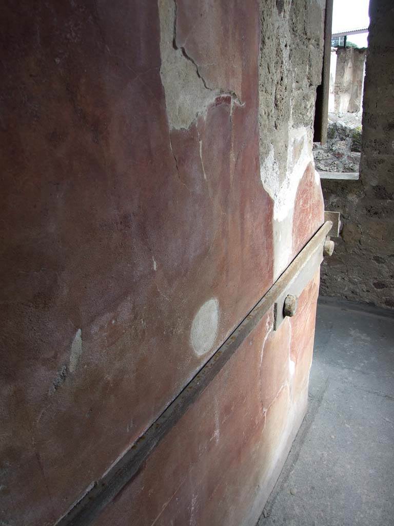 VII.12.20 Pompeii. March 2009. Wall of outer corridor, with painted plaster.