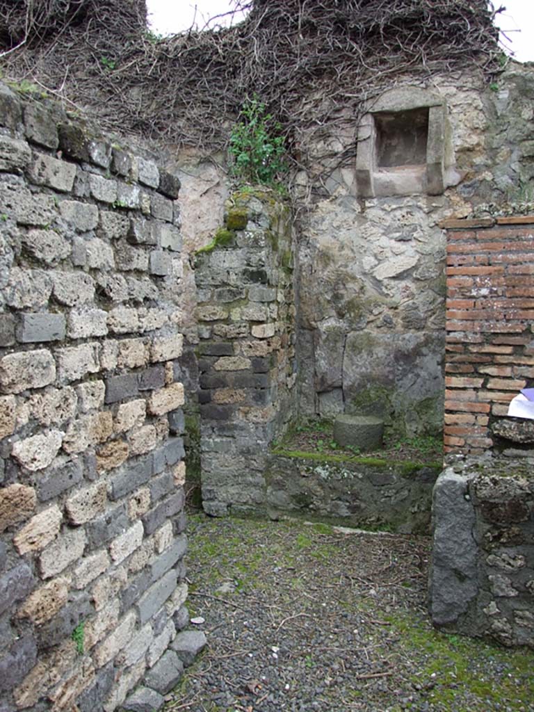 VII.14.5 Pompeii. March 2009. 
Doorway to rooms 17 and 18, south wall of kitchen, with niche in alcove.
