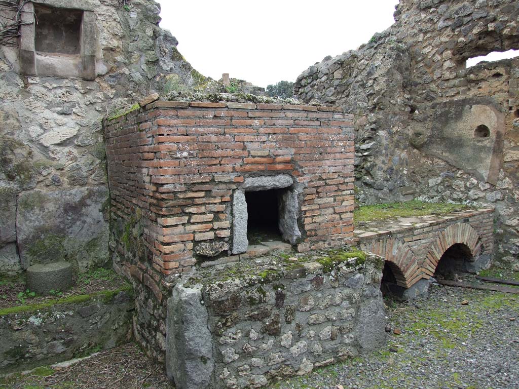 VII.14.5 Pompeii. March 2009. Room 18, south side of kitchen with niche, oven and hearth or bench.