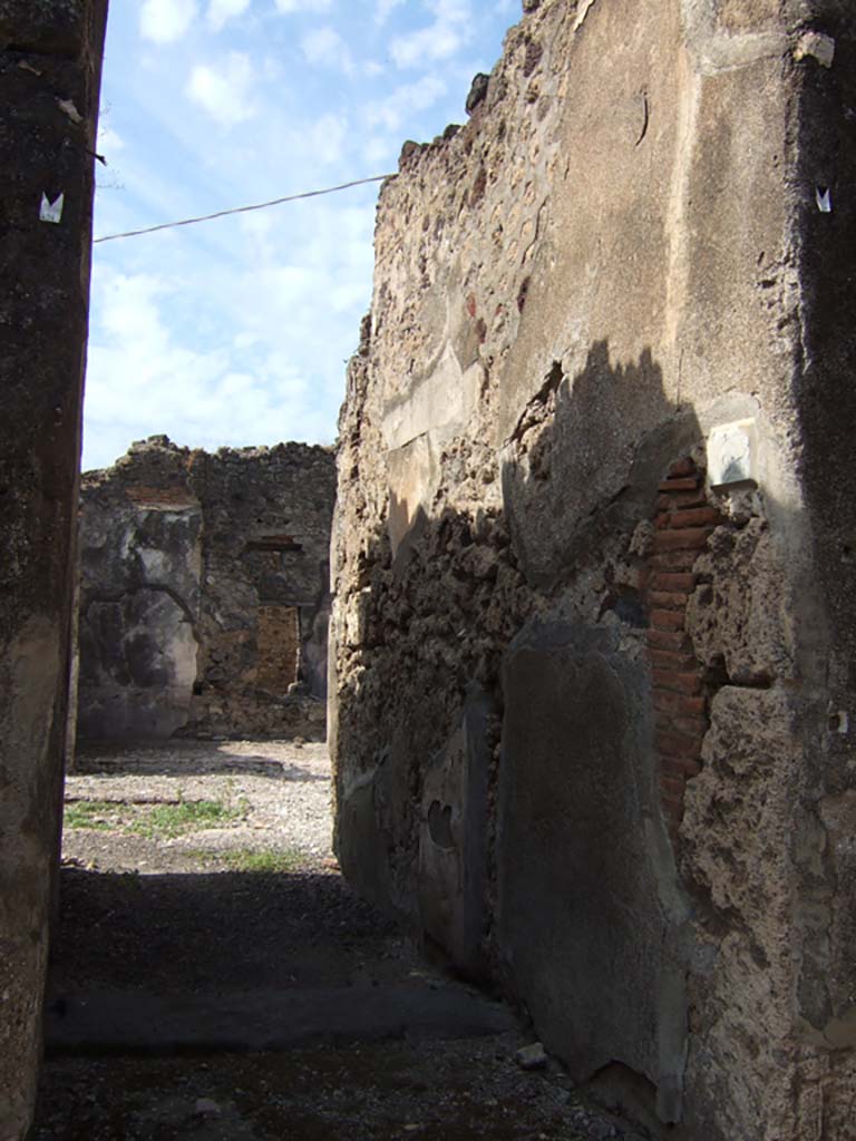 VII.15.8 Pompeii. September 2005. Entrance doorway, looking west into atrium.
